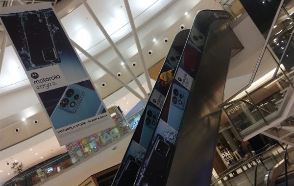 Escalera Mecánca + Mega Banner - Shopping