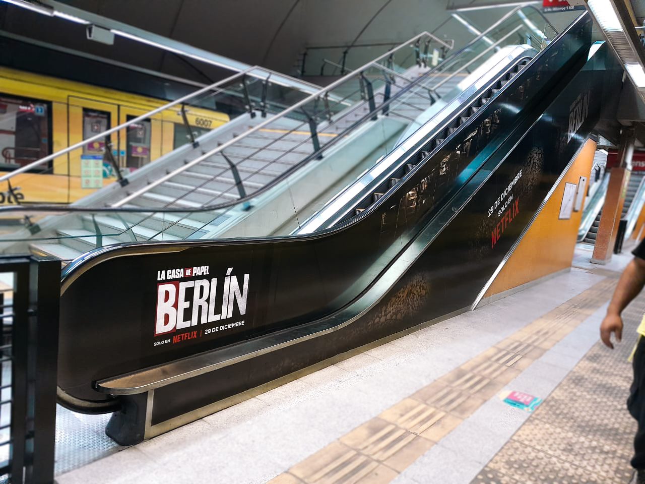 Lateral Escalera Mecánica - Subte
